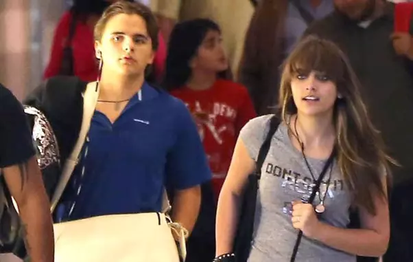 Alături de fratele ei Prince, pe vremea când încă nu devenise o rebelă.