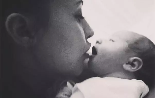 Antonia și Maya când era bebeluș