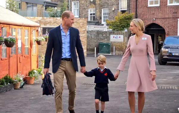 George își ține tatăl strâns de mână și nu pare prea entuziasmat de prima lui zi de școală…