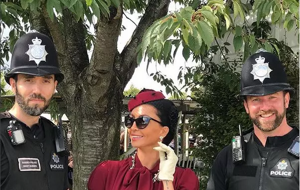 Așa o doamnă elegantă are nevoie de pază…