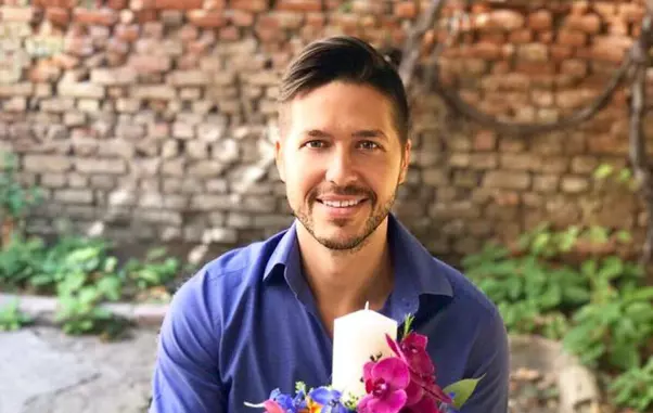 Jorge cu lumânarea de botez în mână