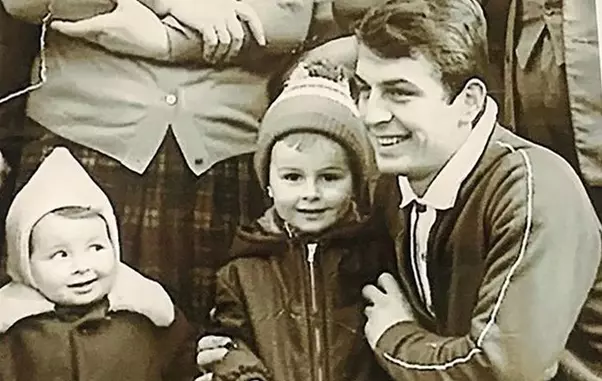 Mihaela, fratele si tatal sau