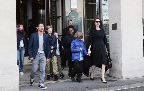 Angelina Jolie şi cei 6 copii ai săi