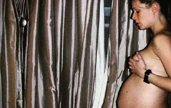 Gwyneth Paltrow a pozat complet goală