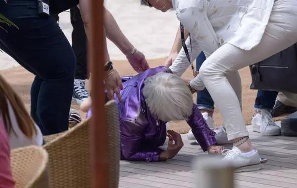 Helen Mirren a căzut la Cannes, dupa un interviu