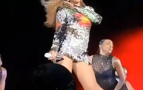 Secvență din concert. Abdomenul lui Beyoncé e destul de proeminent.