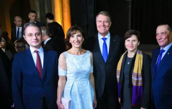Carmen Iohannis a uimit cu apariţia sa, in Franta