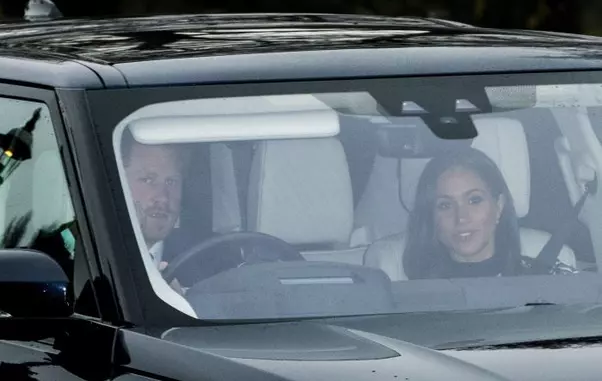 Prințul Harry și Meghan Markle îndreptându-se Palatul Buckingham, pentru cina din Ajunul Crăciunului.