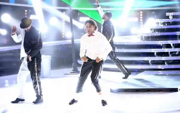 Connect-R îl imită pe Michael Jackson