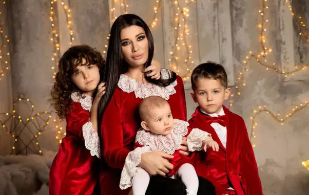 Cum se înţelege Elena Băsescu cu foştii socri