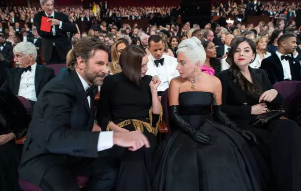 Irina Shayk, între Bradley Cooper și Lady Gaga