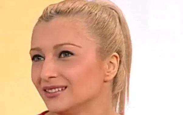 Lora si-a modificat si dantura