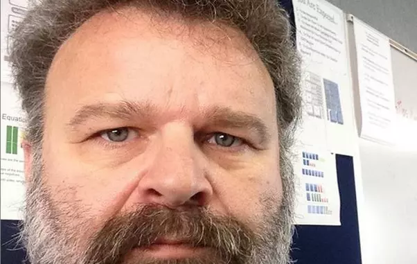 Tudor Petruț are 55 de ani, trăiește în Orange County, Los Angeles, și este profesor de matematică. Ocazional, și actor, și prezentator.