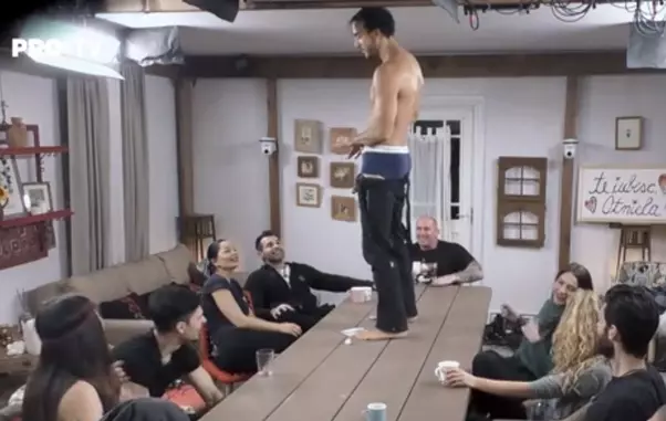 Matei de la Insula Iubirii a făcut striptease la Ferma