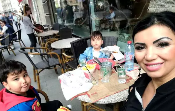 Adriana Bahmuțeanu și cei doi băieți