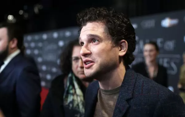 Jon Snow din „Game of thrones” și-a schimbat look-ul. Kit Harington a atras toate privirile la un eveniment