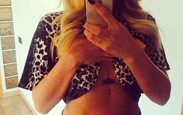 Delia are multe tatuaje