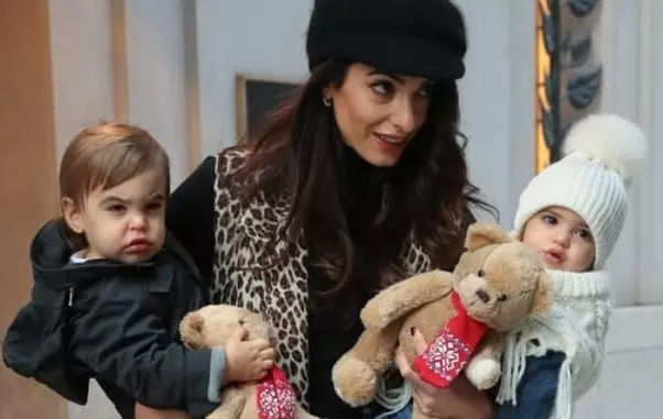 Amal, alături de gemenii ei și ai lui George – Ella și Alexander.