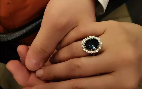 Inelul primit de Andreea Marin este copia fidelă a inelului de logodnă al Prințesei Diana.