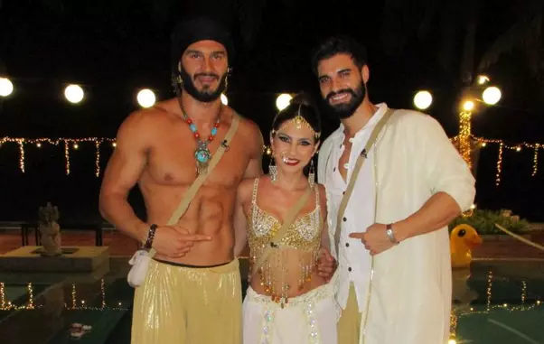 Denisa alături de ispitele masculine