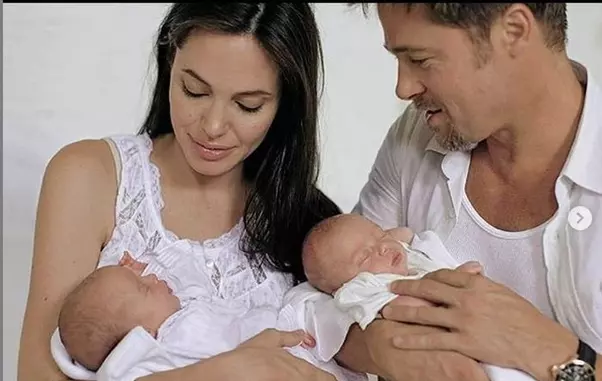 Brad și Angelina, acum zece ani, alături de gemenii lor, Vivienne și Knox.