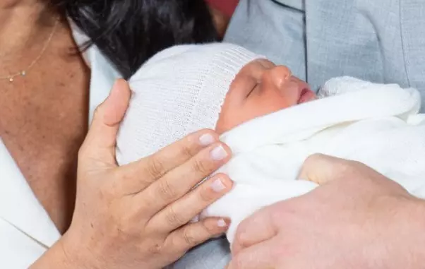 Prima imagine cu bebelușul regal