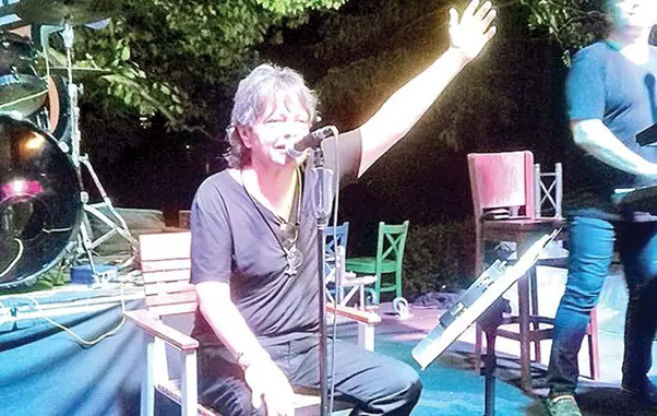 Leo Iorga este grav bolnav de cancer si canta asezat pe scaun