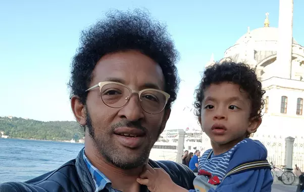 Kamara are un băieţel de 5 ani, Leon