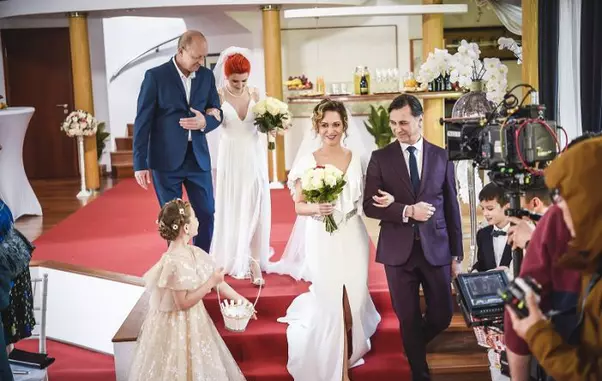 Cristina Ciobanașu îmbracă rochia de mireasă. Vlad Gherman poartă și el costumul de ginere