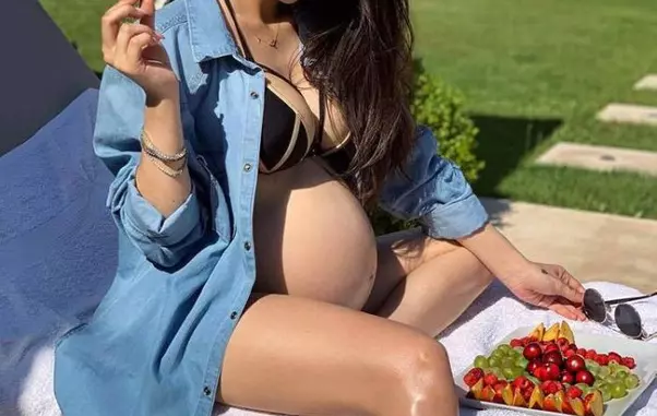 Karmen este însărcinată pentru prima oară