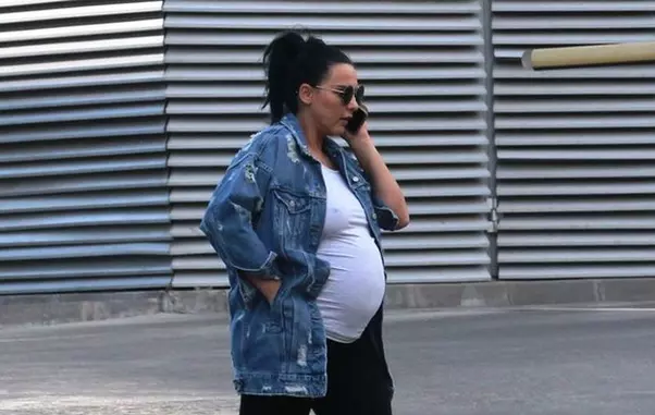 Lavinia Pîrva cu burtică de gravidă