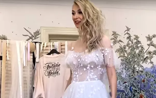 Andreea Balan probează rochii de mireasă