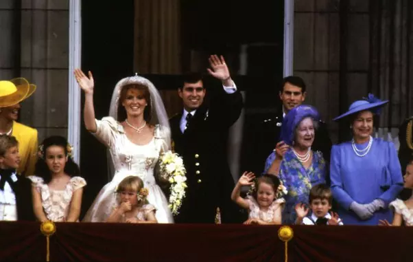 Nunta  dintre Prințul Andrew și Sarah Ferguson. În dreapta fotografiei, Regina Elisabeta a II-a și nepotul ei William, atunci în vârstă de 4 ani.