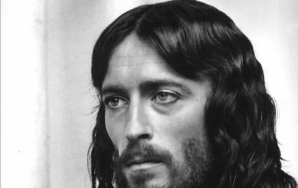 Robert Powell, în rolul lui Iisus din Nazaret