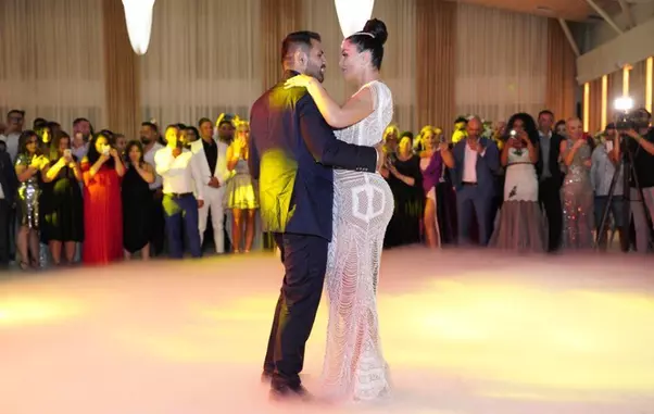 Brigitte s-a schimbat cu o a doua rochie pentru dansul mirilor.