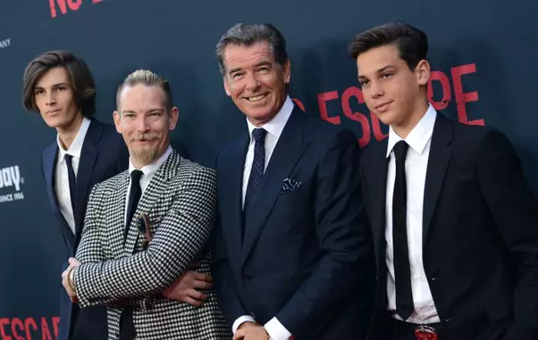 Pierce Brosnan, alături de fiii săi Sean, Dylan și Paris