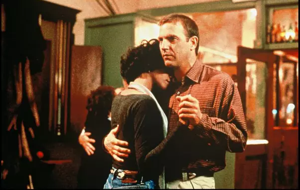 Secvență din filmul „Bodyguard”, unde Kevin Costner a jucat alături de Withney Houston.