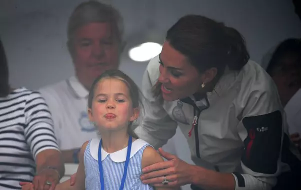 Prinţesa Charlotte şi-a scos limba în faţa oamenilor