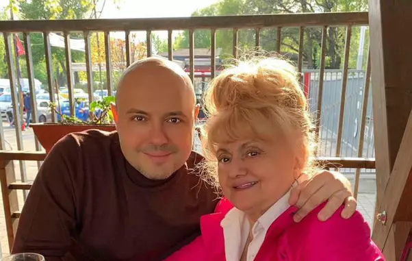 Mihai și mama lui, Camelia Mitoșeru