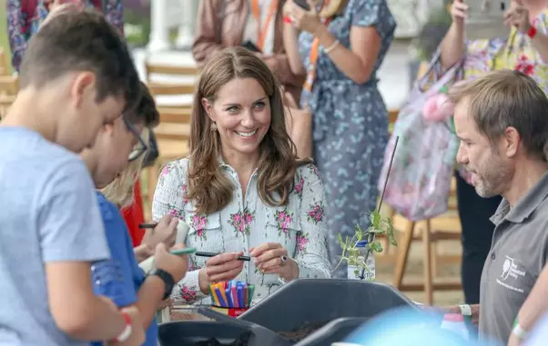 Kate Middleton a purtat cercei de 9 dolari!