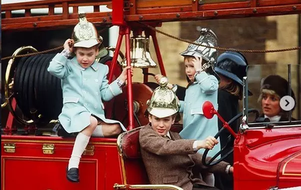 Prinții William și Harry, alături de mama lor, Prințesa Diana, în 1988.