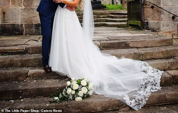 Charlotte Walton şi-a făcut manichiură din cenuşa tatălui mort