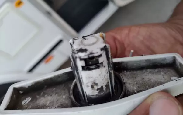 Încuietoarea pe care hoții au încercat să o spargă.