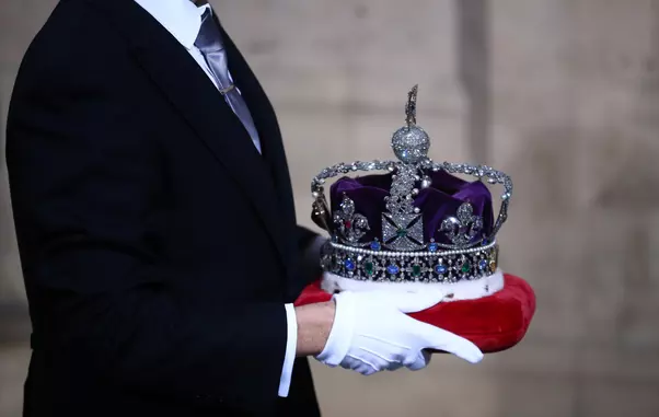 Anul acesta, Regina Marii Britanii nu a mai purtat coroana… din cauza greutății pietrelor prețioase!