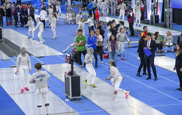 Fiul Iulianei Tudor practică scrimă