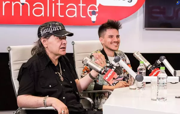 Paul, fiul lui Leo Iorga, alături de artist