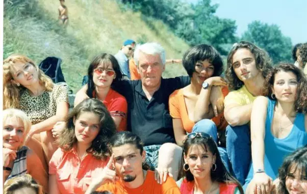 Nadine, pe vremea când făcea parte din Școala Vedetelor