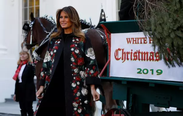 Melania Trump s-a îmbrăcat impecabil la ceremonia de primire a bradului de Crăciun la Casa Albă