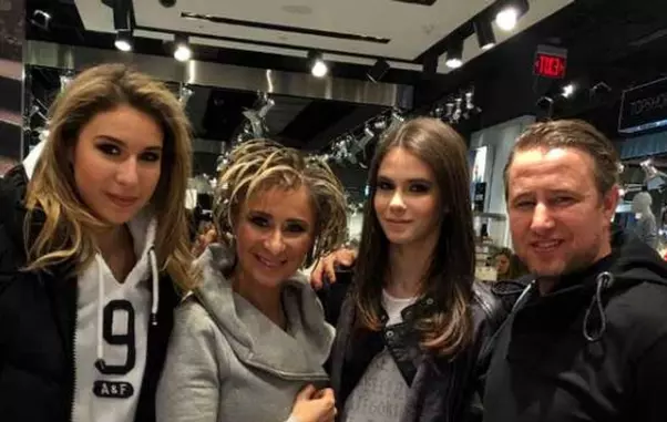 Anamaria Prodan, alături de fiicele ei și soțul Laurențiu Reghecampf