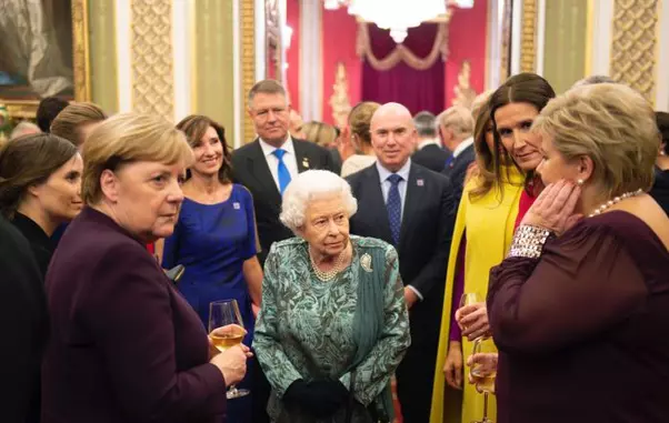 Regina Elisabeta a II-a, acompaniată de membrii familiei regale, a găzduit recepția liderilor NATO, la Palatul Buckingham, pe 3 decembrie.
